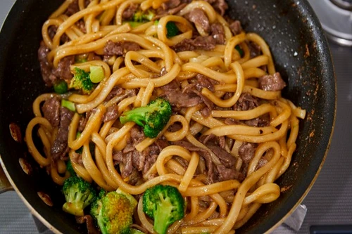 beef broccoli yakiudon 2 602x338 jpeg