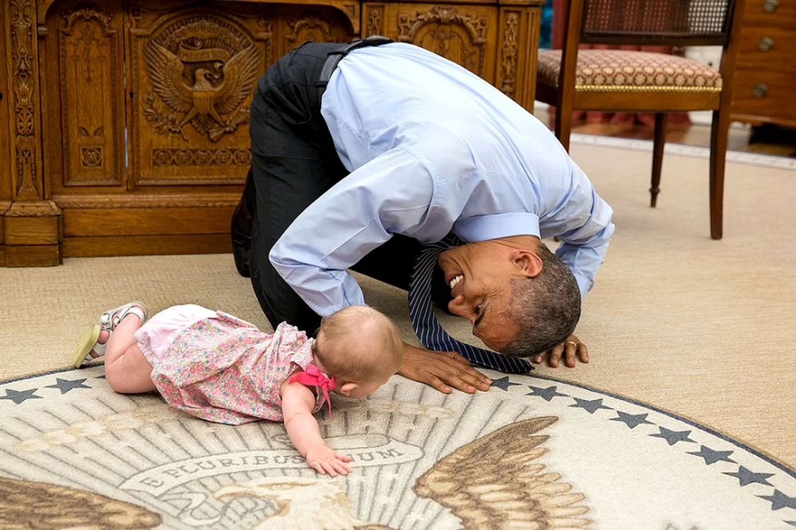 Barack Obama, jucându-se cu bebelușul unui membru din "staff-ul" prezidențial