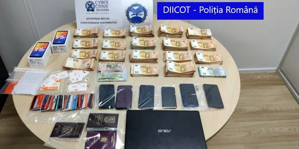 Bani obţinuţi prin fraude informatice de hackeri vâlceni confiscaţi de DIICOT alături de carduri şi alte bunuri Foto Poliţia Română - DIICOT
