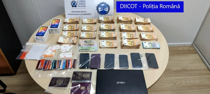 Bani obţinuţi prin fraude informatice de hackeri vâlceni confiscaţi de DIICOT alături de carduri şi alte bunuri Foto Poliţia Română - DIICOT