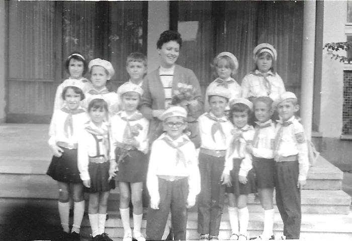 Elevi din ciclul primar deveniti pionieri în clasa a I-a. Fotografie de la inceputul anilor 1980