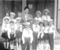 Elevi din ciclul primar deveniti pionieri in clasa a I a Fotografie de la inceputul anilor 1980 jpg