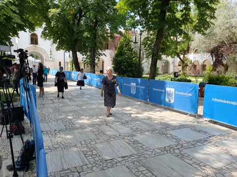 Oamenii vin să-i aducă lui Ion Iliescu un ultim omagiu / foto: Click!