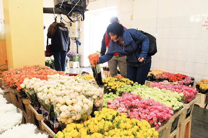 În Piaţa de flori, un fir de trandafir costă 4 lei