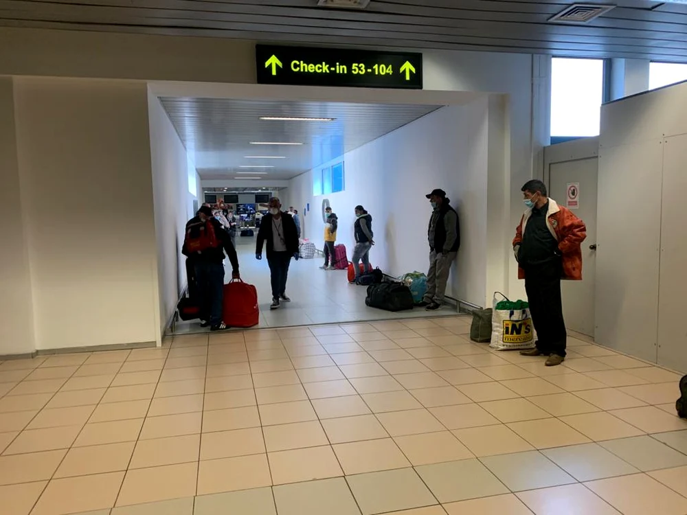 Și în aeroport pasagerii respectă regulile de distanțare