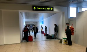 Și în aeroport pasagerii respectă regulile de distanțare jpeg