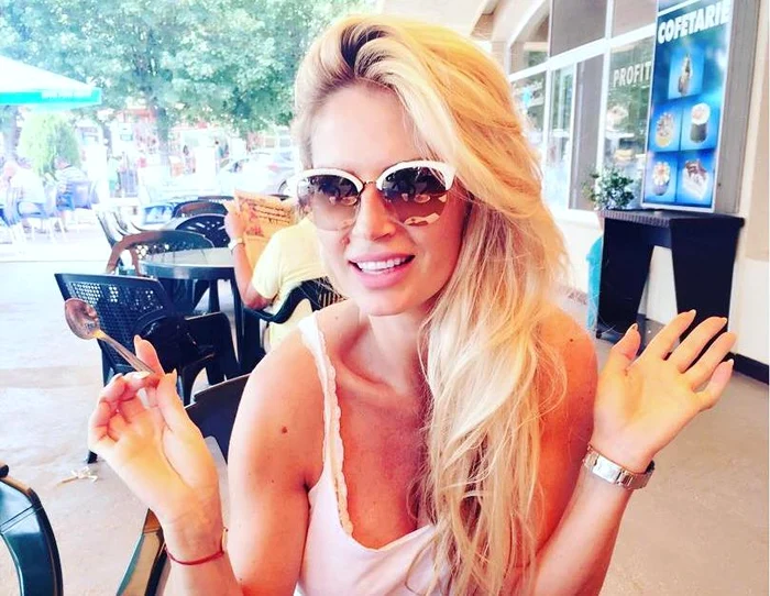 
    Andreea Bănică s-a delectat zilele trecute cu o porție dublă de amandinefoto: arhivă personală  