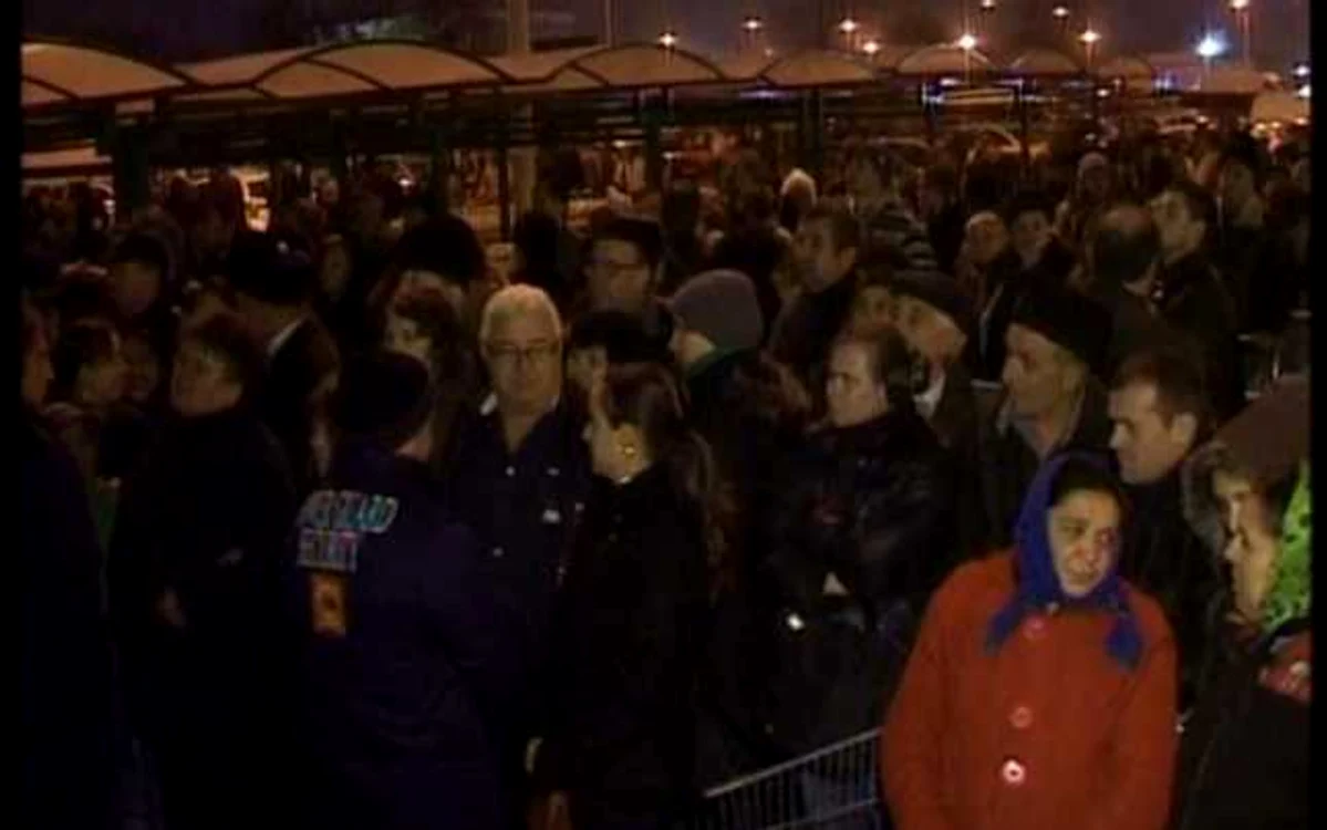 Oamenii au stat mai bine de trei ore la coadă pentru a primi un produs gratis 
