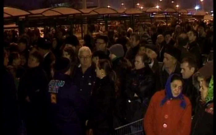 Oamenii au stat mai bine de trei ore la coadă pentru a primi un produs gratis 