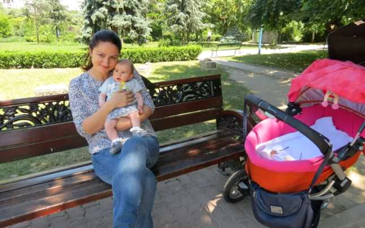 Nicoleta E., alături de fetiţa ei, Lara Ştefania, în vârstă de trei luni. FOTO: Paula Rotaru