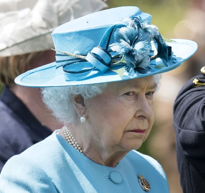 Regina a fost surprinsă lăcrimând la monumentul eroilor căzuți la datorie