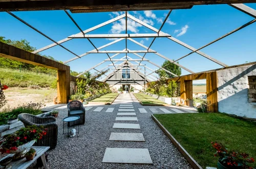 Proprietatea are 540 de metri pătrați și este alcătuită din trei clădiri. FOTO: sothebysrealty.com