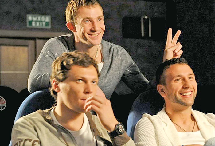 
    Raţ şi colegii săi  au pozat în rol  de spectatori  la cinema  