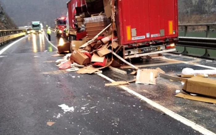 
    Accident pe Valea Oltului - DN 7 în Vâlcea - coliziune la Cârligul Mic între două TIR-uri înmatriculate în Turcia și Bulgaria Foto Adevărul  