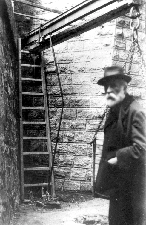 Antoni Gaudí făcând teste în Sagrada Familia, Barcelona, ​​​​1916, profimedia 0510113186 jpg
