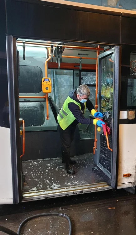 Sunt curățate și barele de acces în vehicule