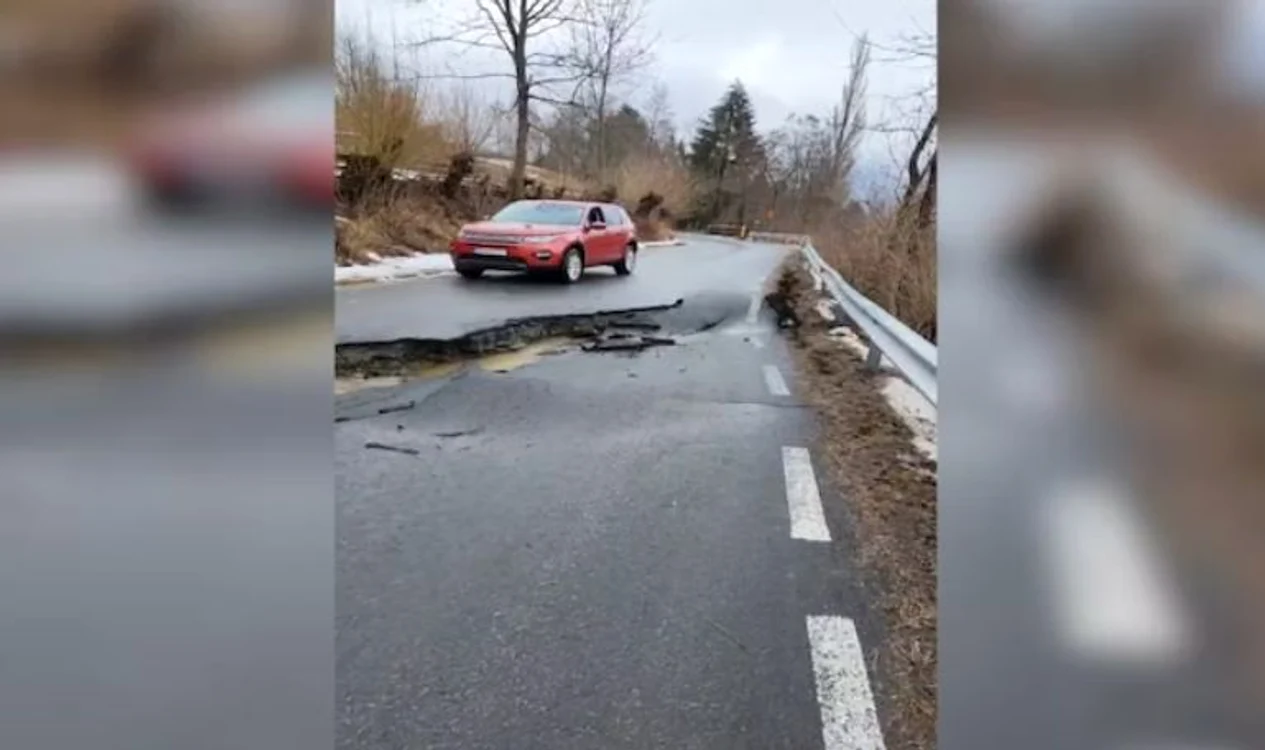 Șoseaua distrusă de viitură în județul Bistrița Năsăud FOTO Facebook / Tinu Grapini