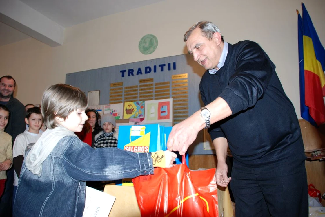 Câştigătorii şi-au primit pungile cu cadouri de la Dumitru Marta, reprezentantul Protecţiei Consumatorilor