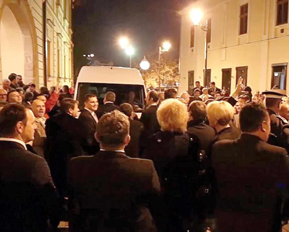 Ca să scape de protestatari,  premierul a fost scos  din mulţime cu duba