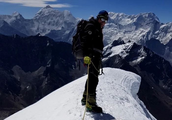 Ticu Lăcătuşu în ascensiune pe Lobuche East, în Himalaya