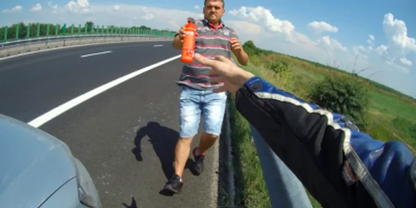 Şofer salvator ajutor pe A2 pentru motociclist Sursa Facebook A2 Autostrada Soarelui
