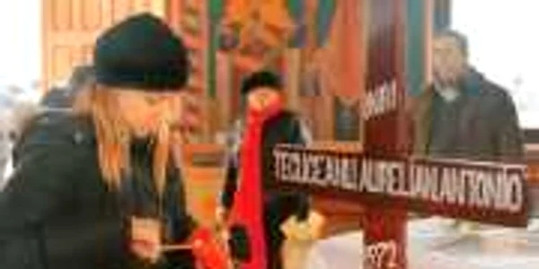 Oana Ioniţă, una dintre Bebeluşe, a aprins ieri o lumânare la căpătâiul lui Toni
