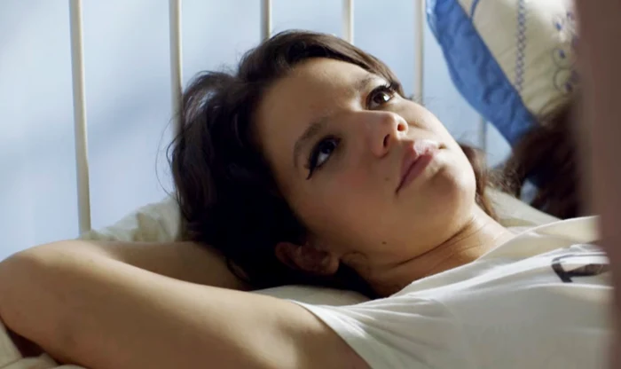 Ada Condeescu, într-o scenă romantică din noul ei film, „Dincolo de calea ferată”captură: youtube