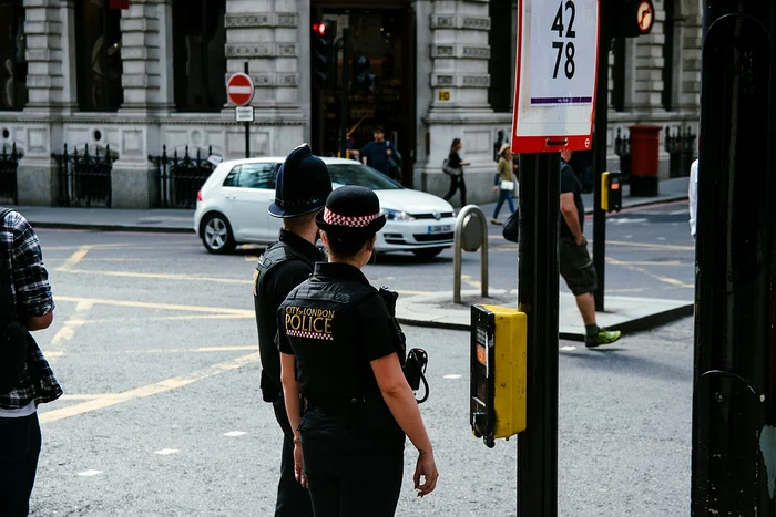 Polițiștii britanici s-au confruntat în ultimii trei ani cu sute de jafuri în magazine de telefoane, toate executate de o grupare din RomâniaFoto: pixabay.com