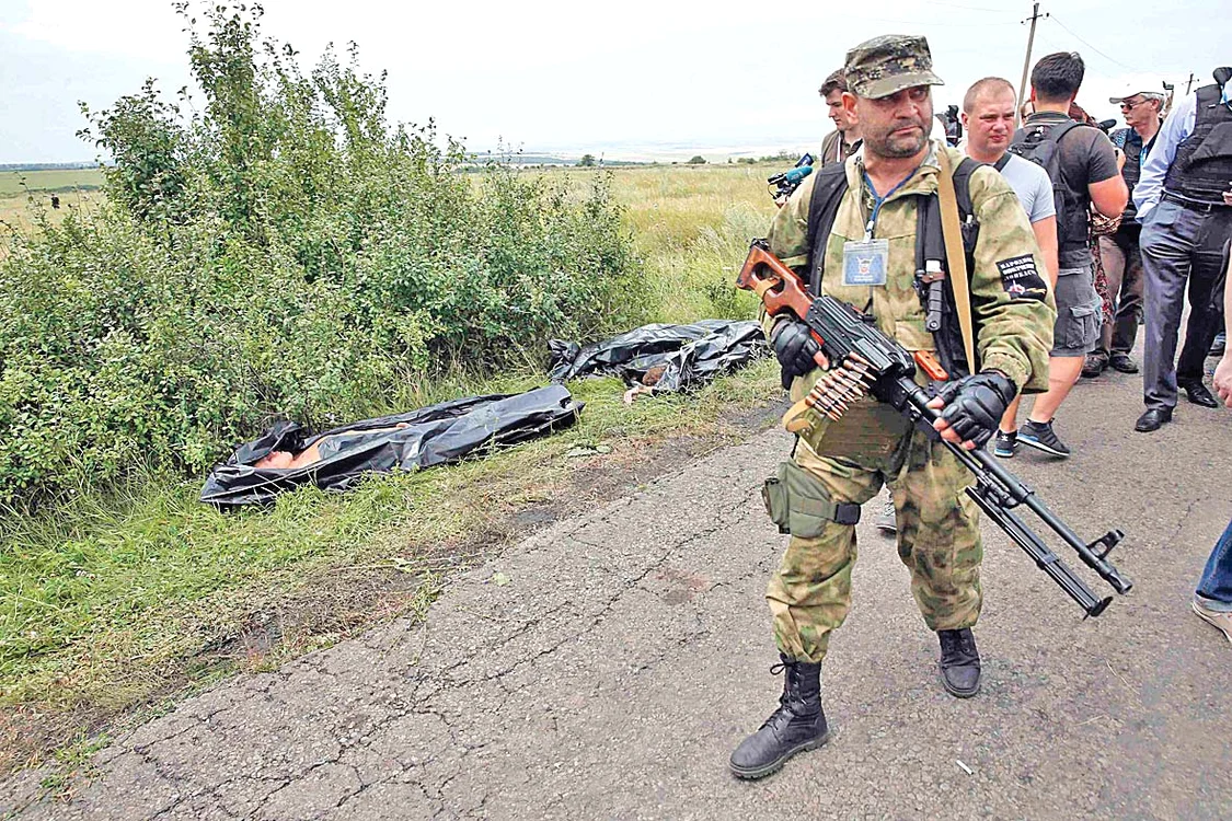 O mulţime de oameni se perindă pe la locul tragediei