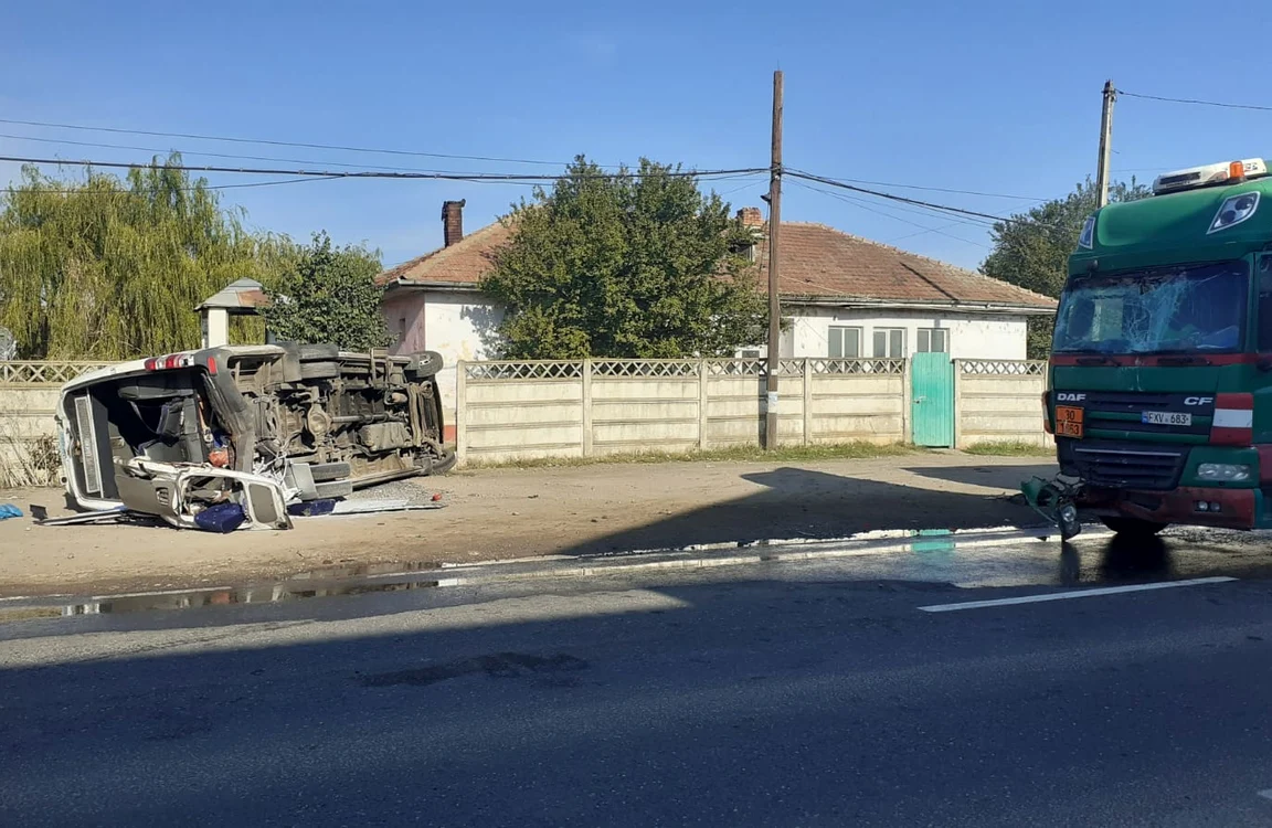 Microbuz cu 18 persoane la bord, răsturnat FOTO: ISU Galați 