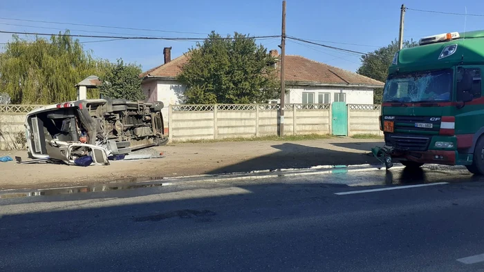 Microbuzul răsturnat avea la bord 18 persoane FOTO: ISU Galați 