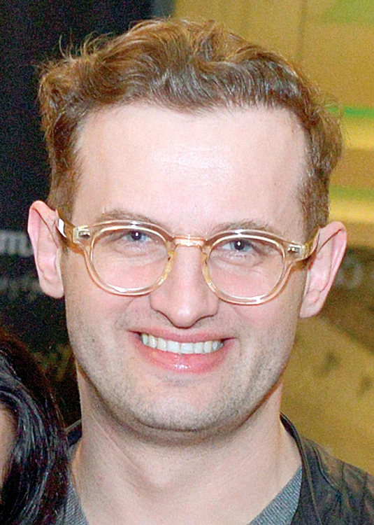 Sorin Brotnei, la 10  luni de la operaţie.  Fostul solist de la Akcent  şi-a dorit să arate mai tâ- năr şi a reuşit. Acum are o  freză modernă şi deasă.
