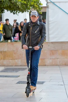 2 antonio banderas pe trotineta 1 jpg jpeg