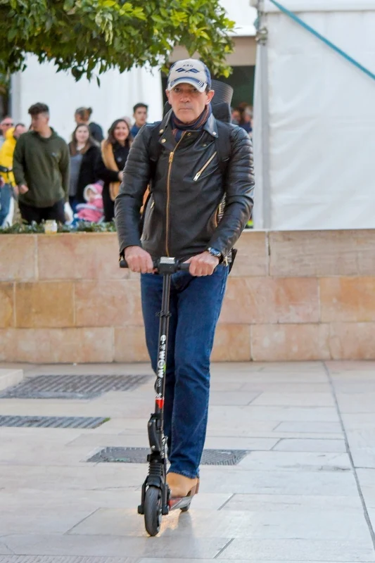 2 antonio banderas pe trotineta 1 jpg jpeg