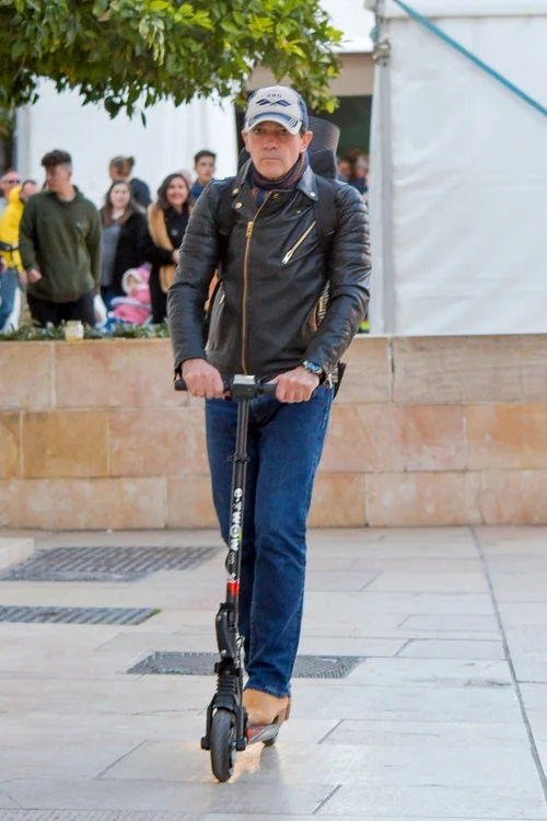 2 antonio banderas pe trotineta 1 jpg jpeg