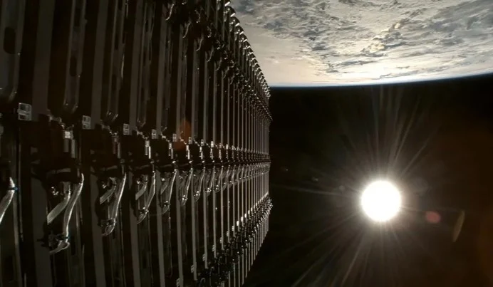 Un satelit Starlink al SpaceX a pierdut controlul pe orbită și se prăbușește spre Pământ