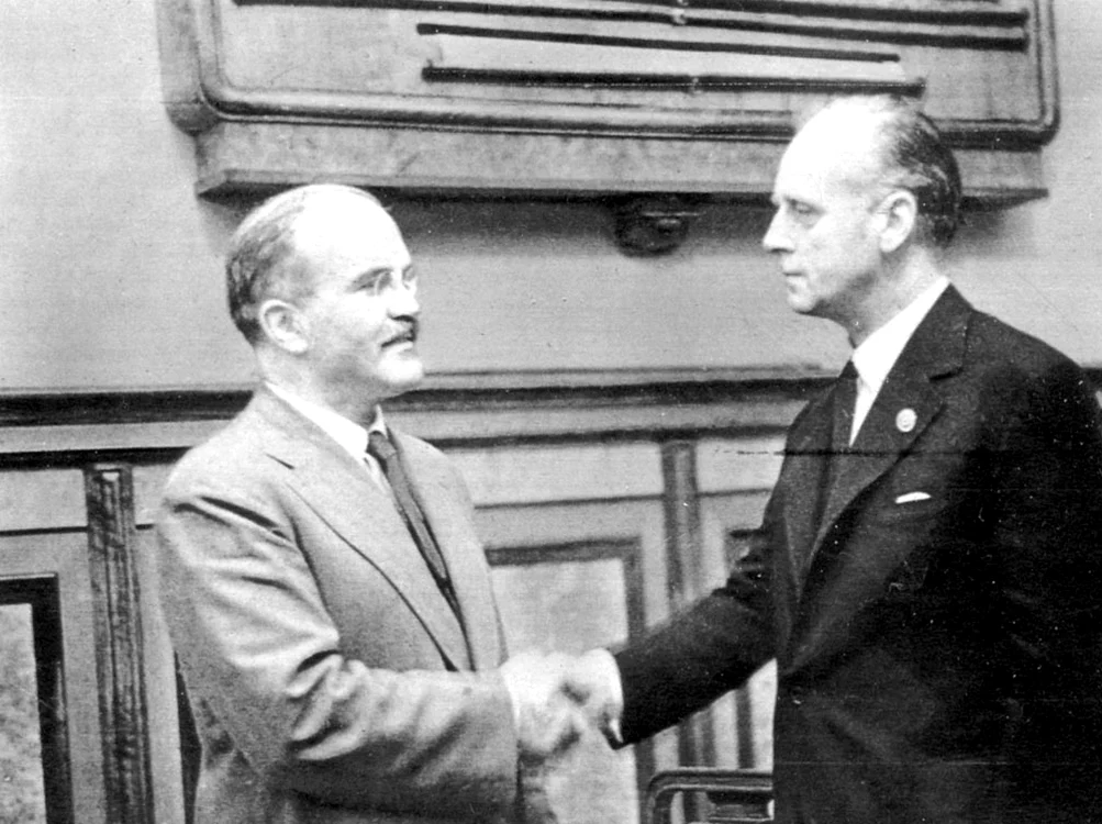Cînd Stalin şi Hitler erau aliaţi jpeg