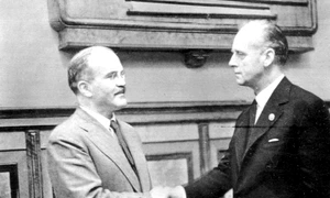 Cînd Stalin şi Hitler erau aliaţi jpeg