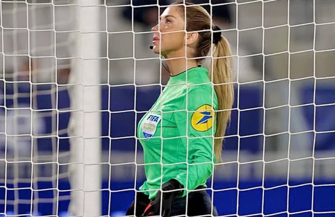 La 45 de ani, prea provocatoare pentru arbitraj. I-au interzis fluierul pentru că fermeca fotbaliștii: „Mă abordau în vestiar/ Antrenorii strigau «te vom omorî»”