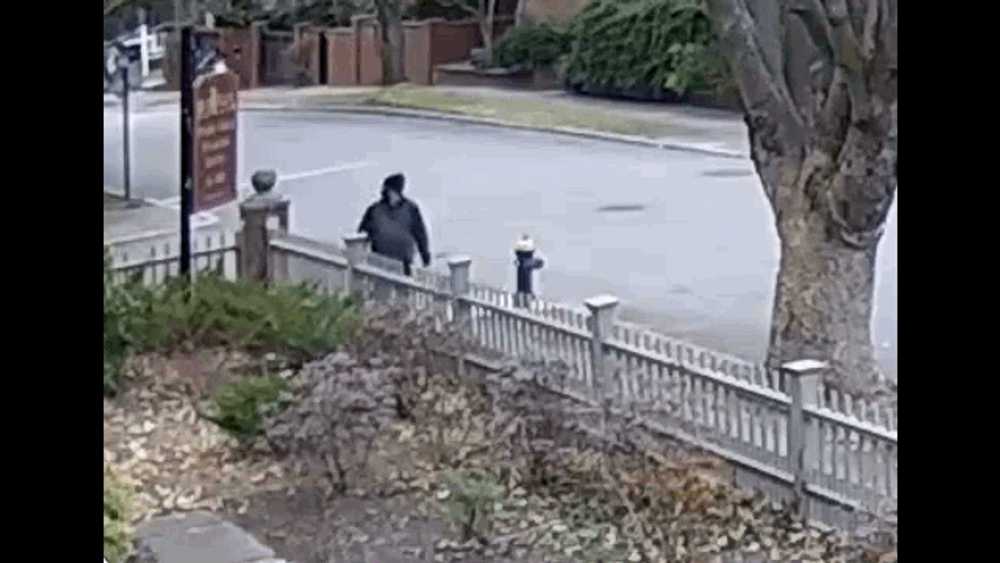 FBI-ul a publicat fotografii și imagini video cu suspectul în atacul armat de la Universitatea Brown. Bărbatul, de negăsit la patru zile de la atac