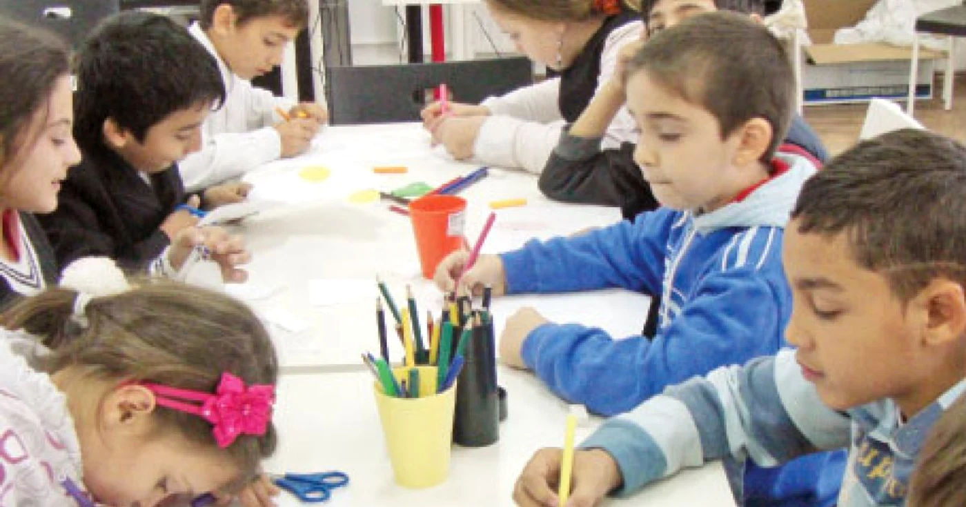 Ferentari: copii desenând în Clubul de Educaţie Alternativă