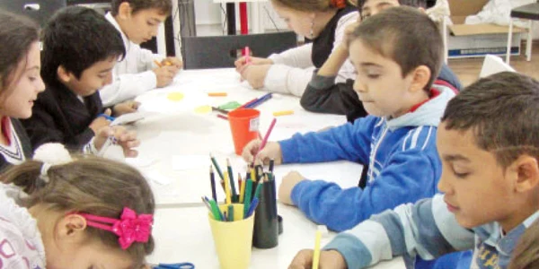 Ferentari: copii desenând în Clubul de Educaţie Alternativă