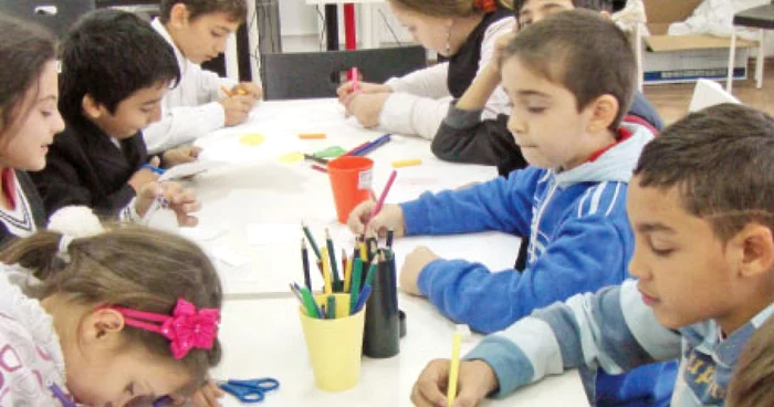 Ferentari: copii desenând în Clubul de Educaţie Alternativă