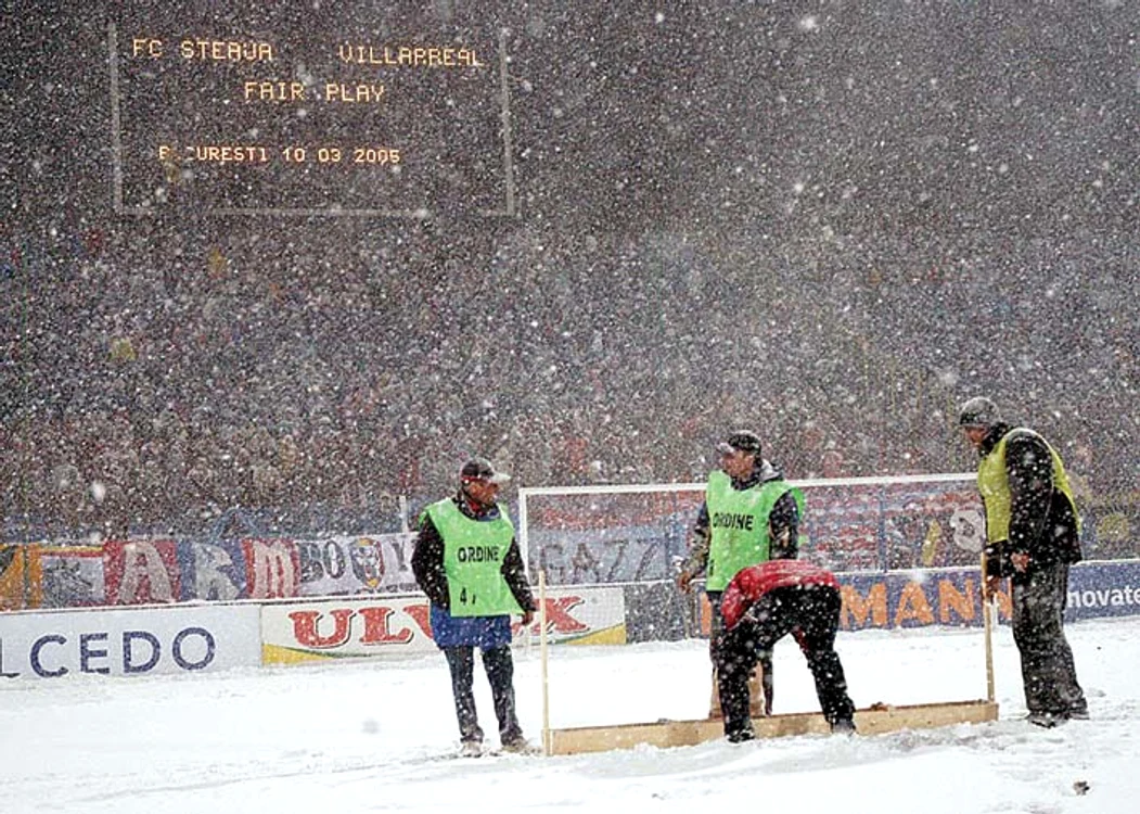 În martie 2005, ninsoarea  a amânat cu o zi meciul cu  Villarreal, de la Bucureşti