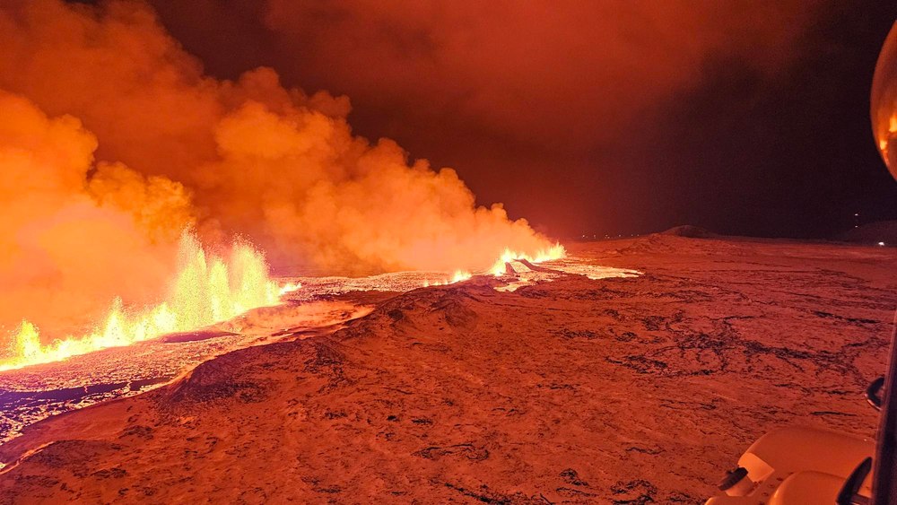 Erupţie vulcanică în Islanda. Fluxul de lavă scade în intensitate în apropierea oraşului Grindavik