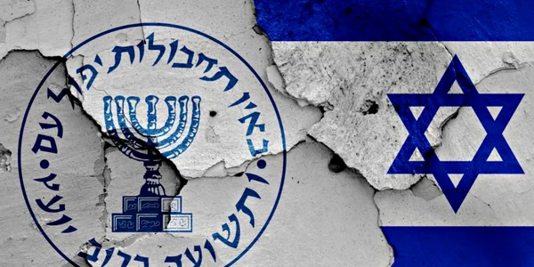Logoul Mossadului şi steagul Israelului pe un zid crăpat FOTO Shutterstock