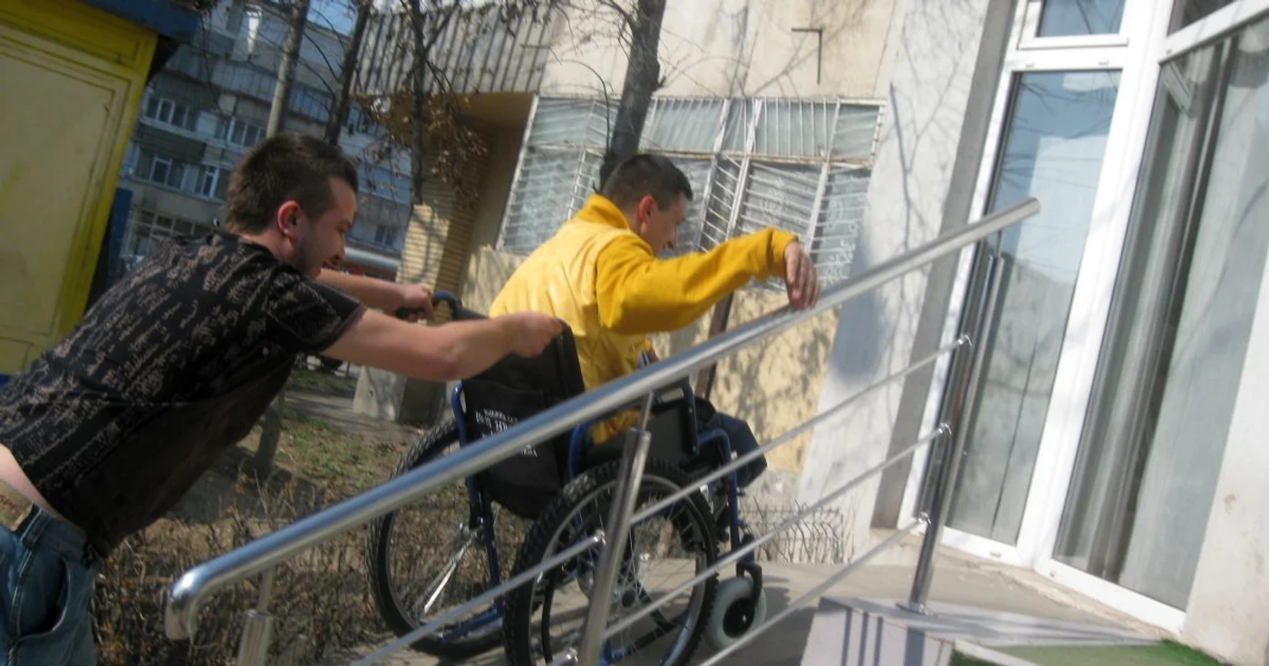 Însoţitorii persoanelor cu handicap din Vaslui muncesc gratis