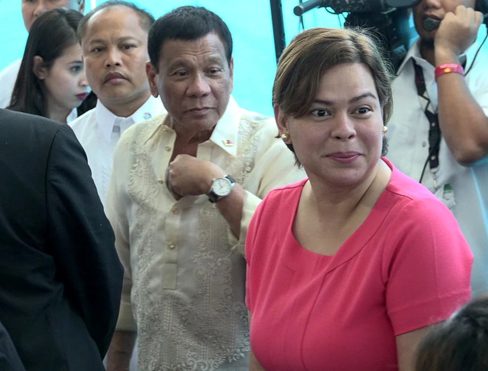 Sara Duterte-Carpio, în prim-plan, împreună cu tatăl ei Rodrigo Duterte FOTO EPA-EFE
