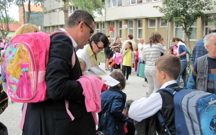 Părinţii au studiat pliantele oferite de Asociaţia Secular-Umanistă Foto