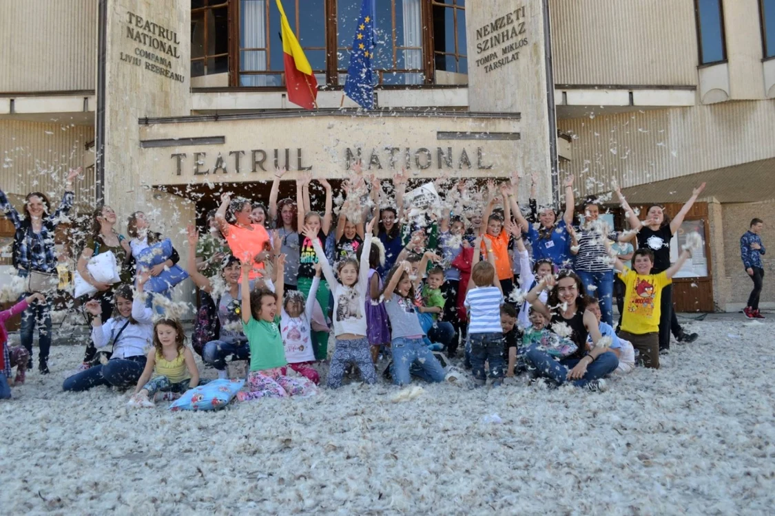 Bătaie cu perne FOTO Teatrul Naţional Târgu-Mureş